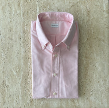 Cargar imagen en el visor de la galería, Pink Oxford Cloth Button Down (OCBD) Made in USA