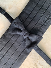Cargar imagen en el visor de la galería, Moire Pre Tied Bow / Cummerbund Set