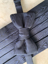 Cargar imagen en el visor de la galería, Moire Pre Tied Bow / Cummerbund Set